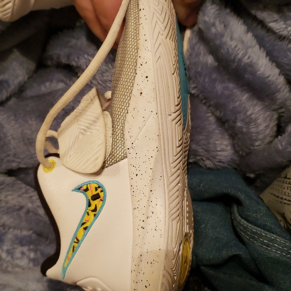Size 2y nike Kyrie lii kids basketball shoes in really good condition like new